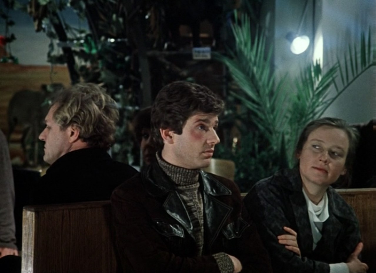 Карпухин: — В Индии обезьяны собирают кокосы. А мои макаки в сибирской тайге будут собирать кедровые шишки, лущить их, складывать в ящики, понимаете ли…
Смирновский: — Наклеивать ярлыки…
Сын Милосердова: — Ну нет, наклеивать ярлыки – это мы обезьянам не отдадим.