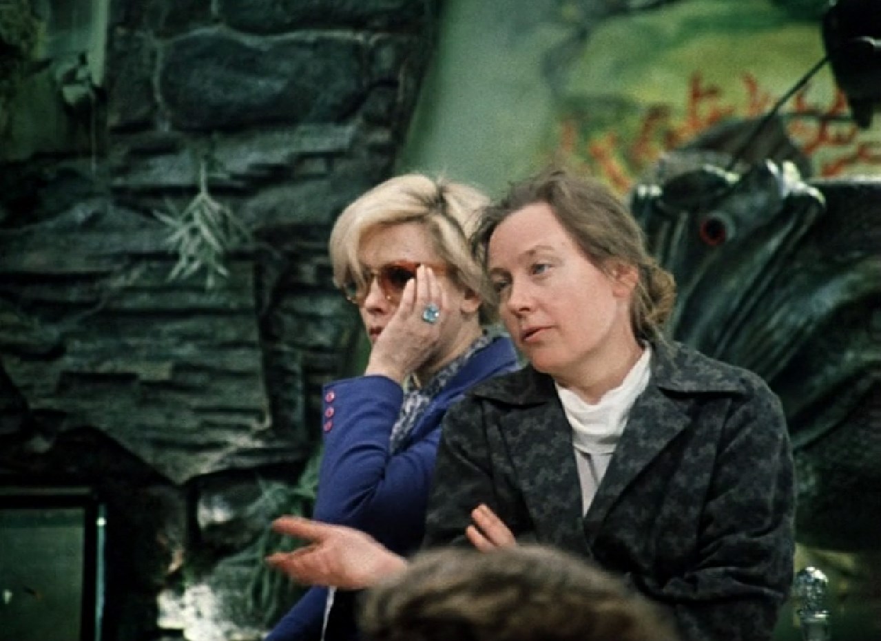 — Ну... и четвёртый — Гуськов.
— Как? Как Гуськов? Опять Гуськов? Почему Гуськов?
— Должен же быть кто-то четвёртый.