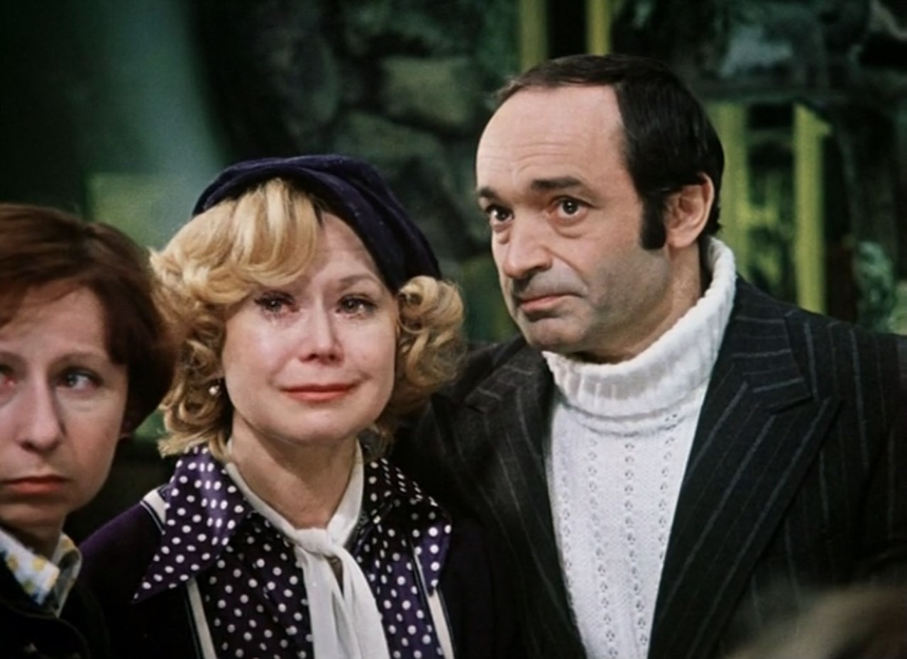 — Толик, садись учить географию!
— Толик, не огорчай маму.
— Да вы что, товарищи?
— А то врежем.
— Ну, хорошо... папы.