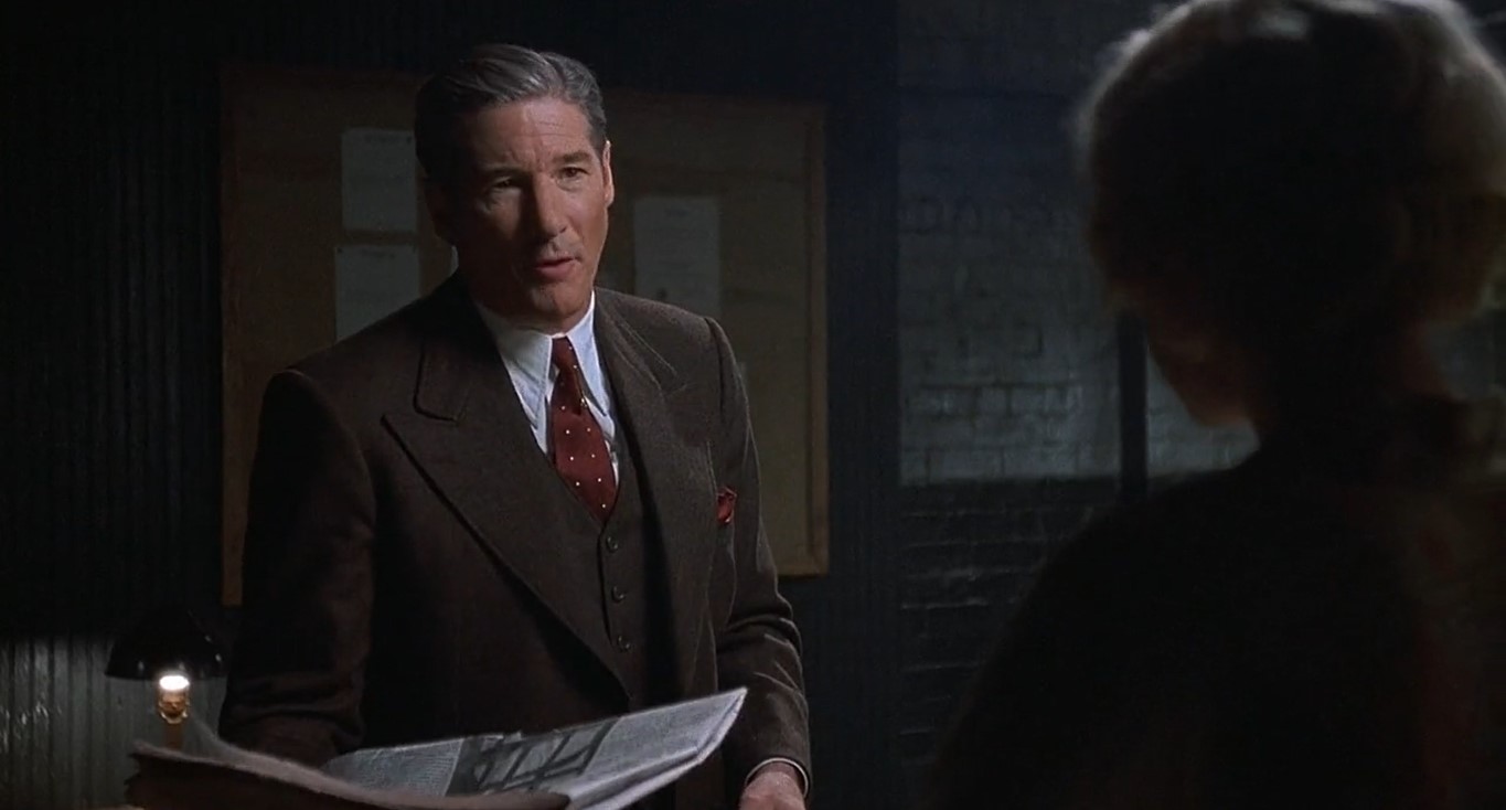 — Газеты что пишут обо мне? Они любят меня!
— Проснись! Они полюбят тебя ещё сильнее, если тебя повесят — газет продадут больше!