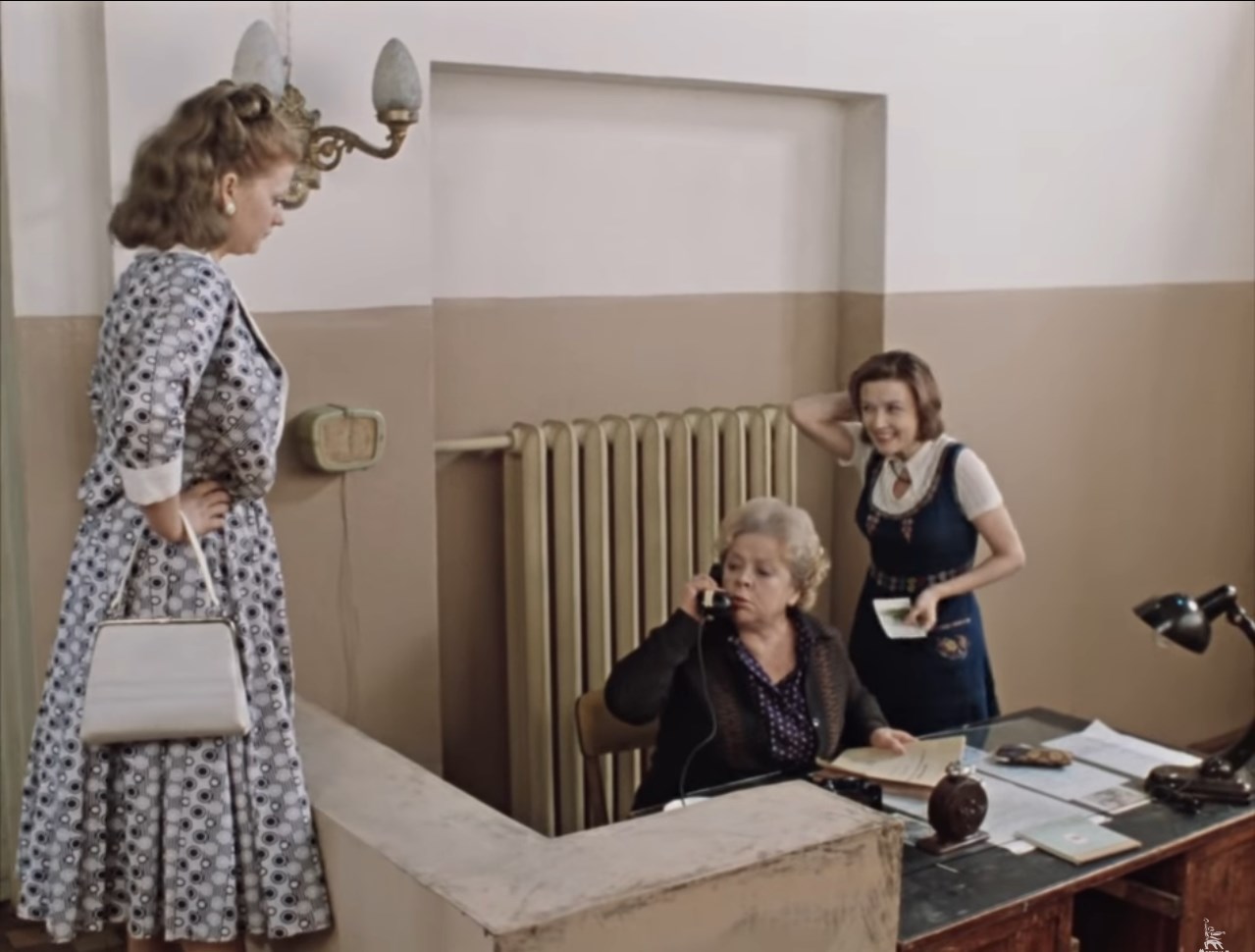 тётя Паша (вахтерша в общежитии) Хеллоу! Общежитие слушает!