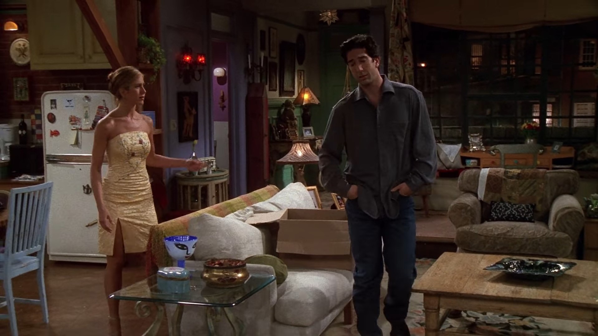 Рейчел Грин Росс Геллер — Пойду прогуляюсь под дождём...
— Но дождя нет.
— Уже и погулять нельзя!