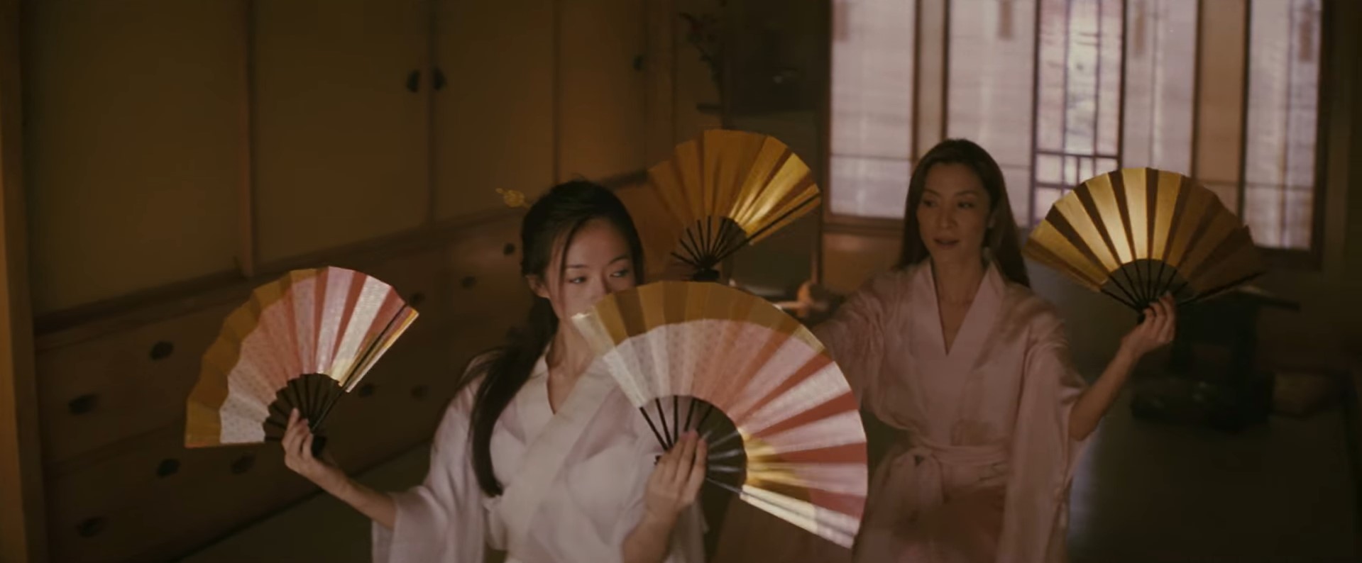 Гейши не куртизанки и не жены, они продают своё искусство, а не тело. Они создают иной, потаенный мир, где царствует красота. Само слово «гейша» означает «искусница». Быть гейшей, значит быть живым произведением искусства.