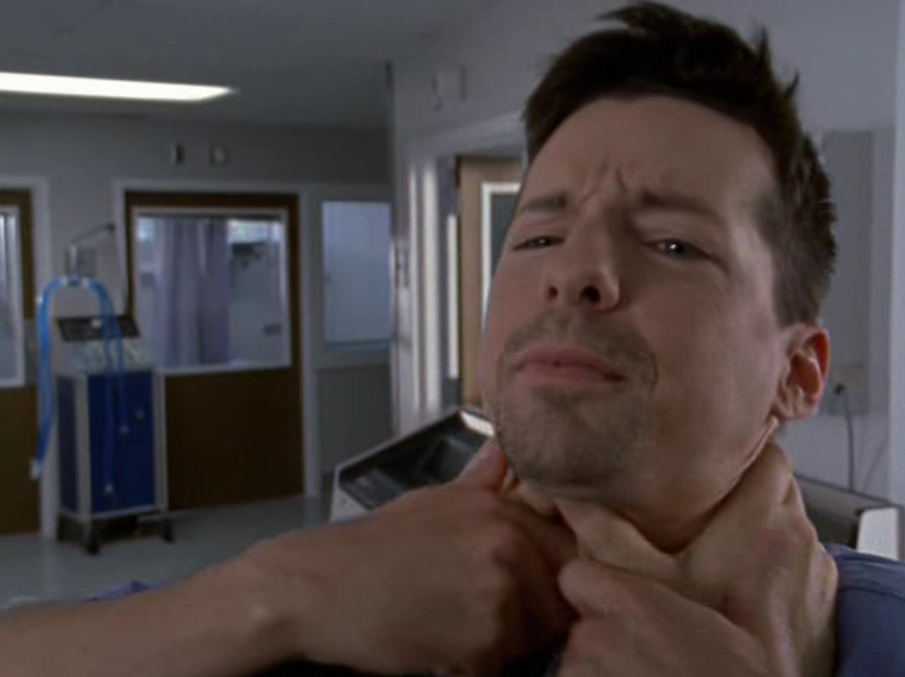 Даже странно, что я подталкиваю её к Нику, ведь сегодня утром я был готов его придушить. Правда, он такой вежливый, что наверняка стал бы мне помогать себя задушить.