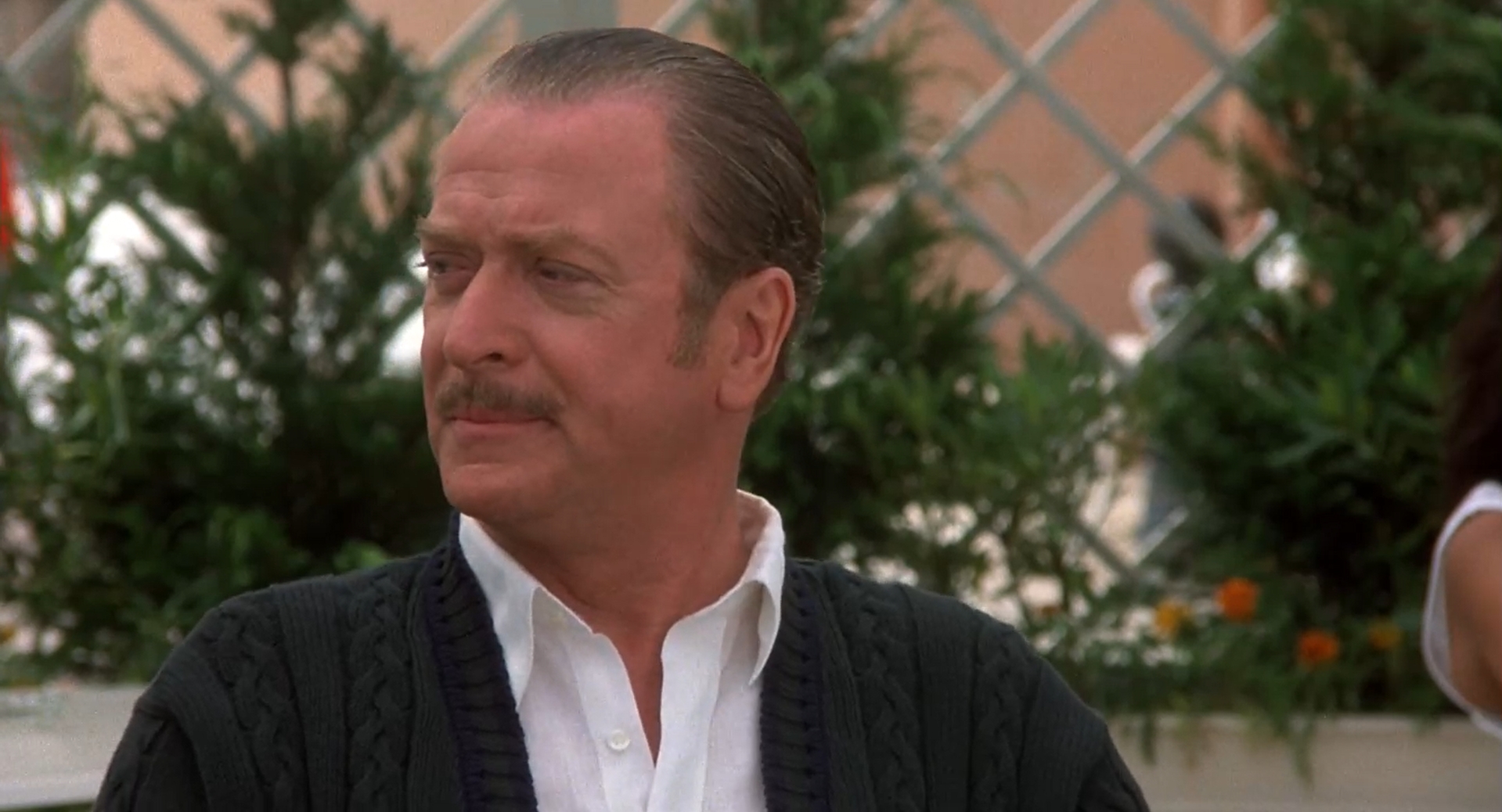 — Лоуренс, послушайте-ка... «Как нам сообщили, в Западной Европе успешно орудует ловкий американский аферист по кличке Шакал».
— Если попал в газеты, то он не слишком ловок.