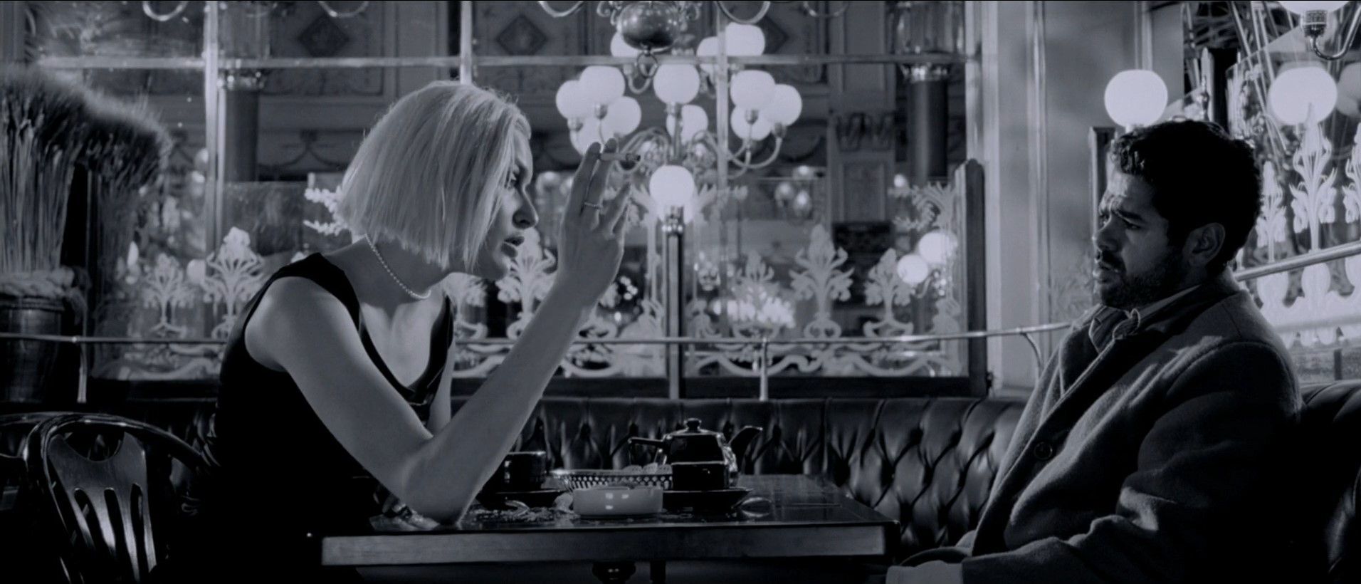 — Ты свернулся в комок, как ёжик, который всего боится.
— Какой ещё ёжик? Ты спустилась с небес, чтобы сказать мне, что я — ёжик?