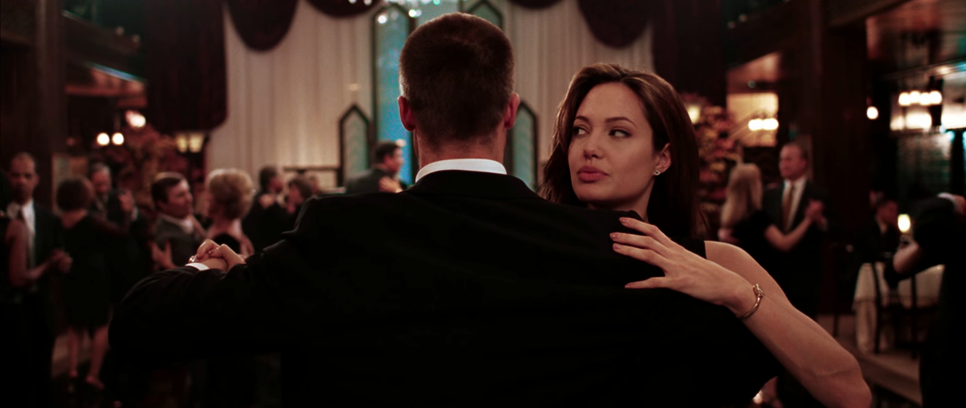 Хэппи-энд вызывает чувство незавершённости...
========================
Хэппи-энд оставляет чувство незаконченности.