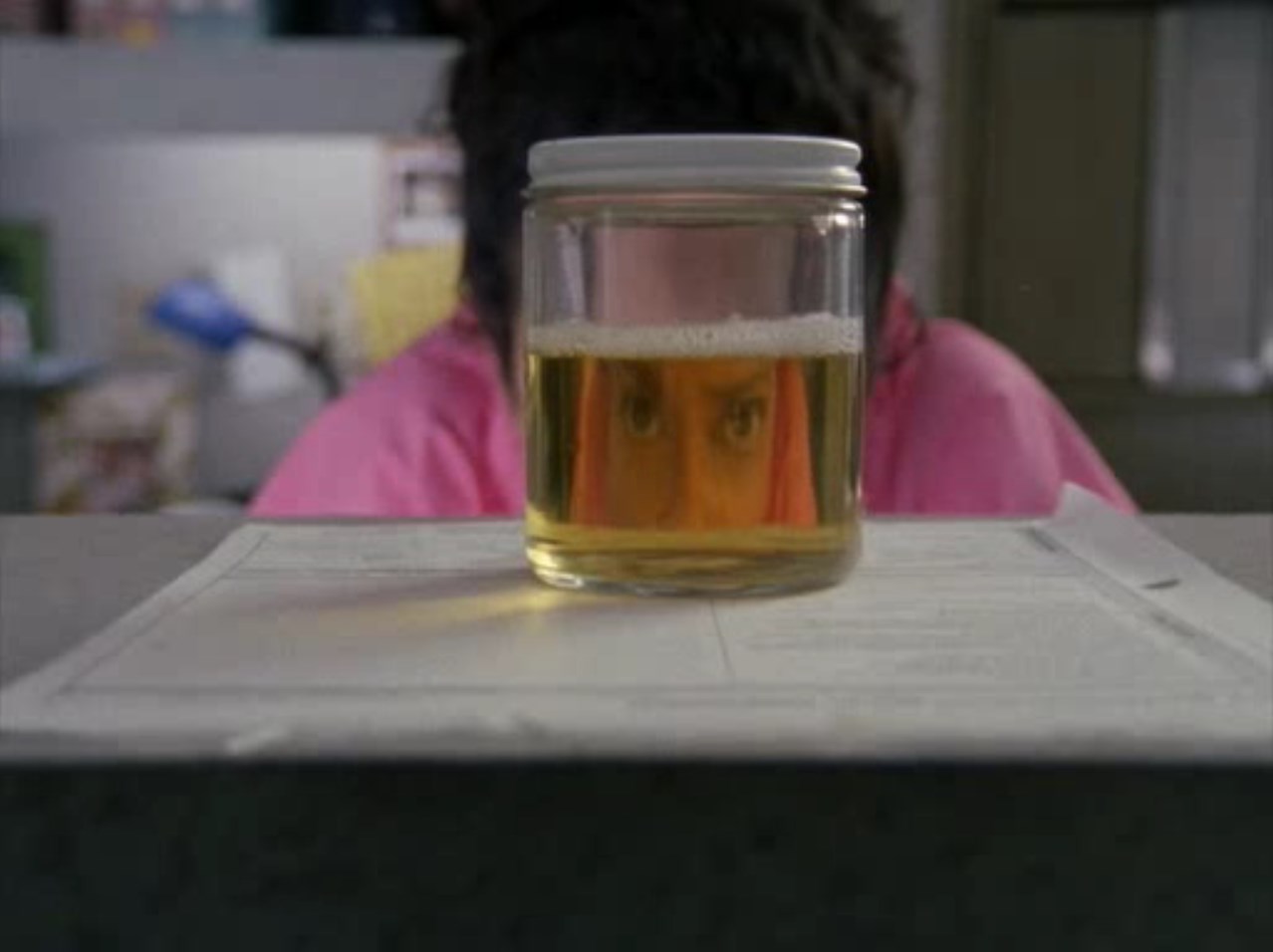 — Кто оставил здесь анализ мочи?
— Видимо, у тебя появился тайный поклонник.