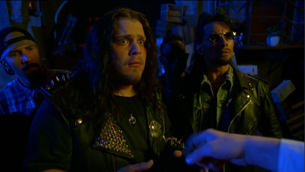 [делает из шарика животное]:
— Держи, сынок! Французcкий пудель!
[лопнул]
— Прости, сынок, собака была бешеная, пришлось пристрелить...