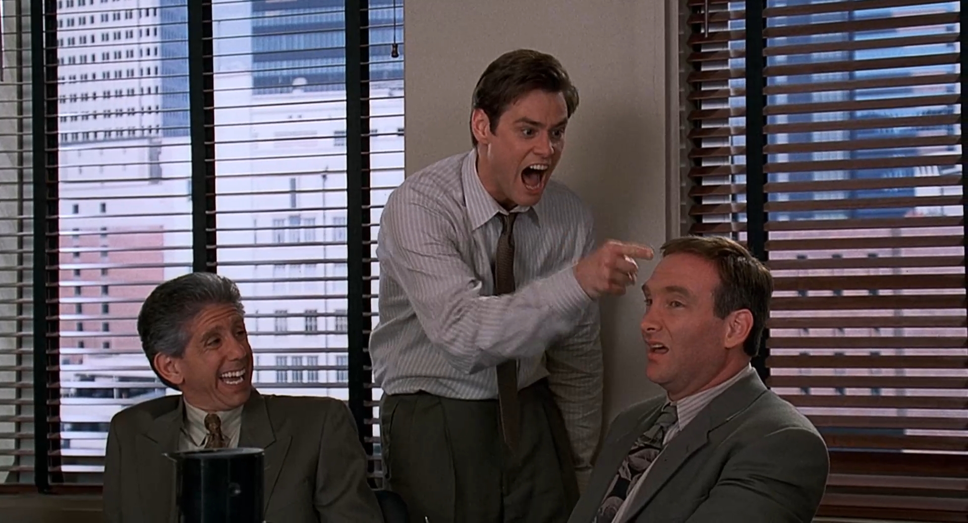 Ваш парик похож на какое-то животное, раздавленное на дороге. Не знаешь, что с ним делать: то ли причесать, то ли отодрать и похоронить, засыпав известью.