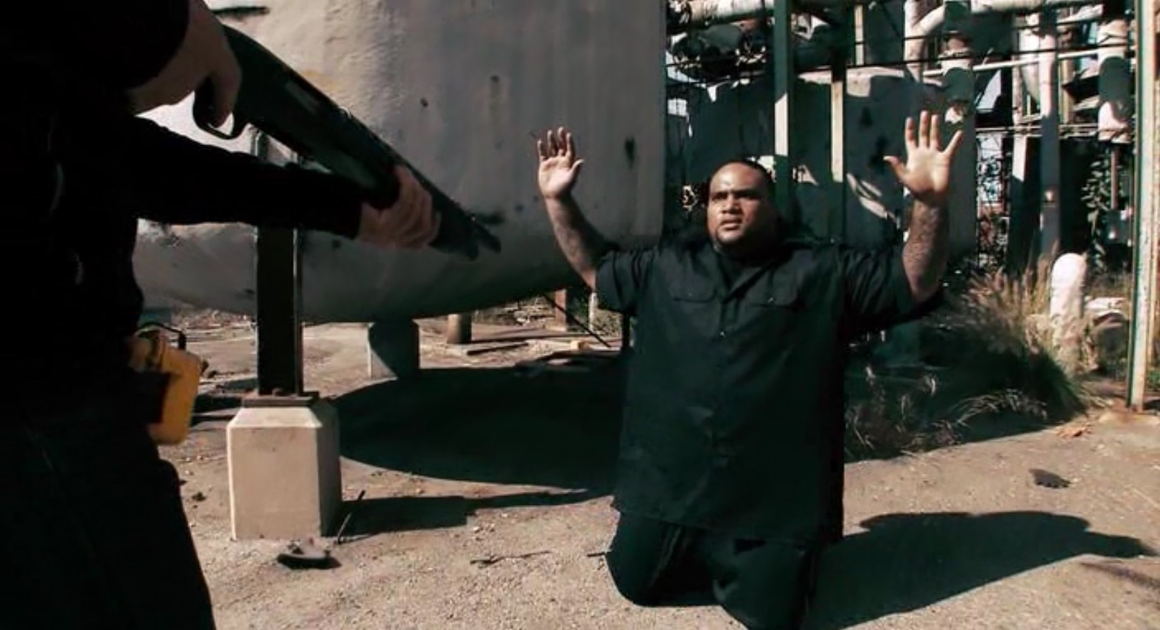 [говорит толстому индейцу]
— На колени, дистрофик.