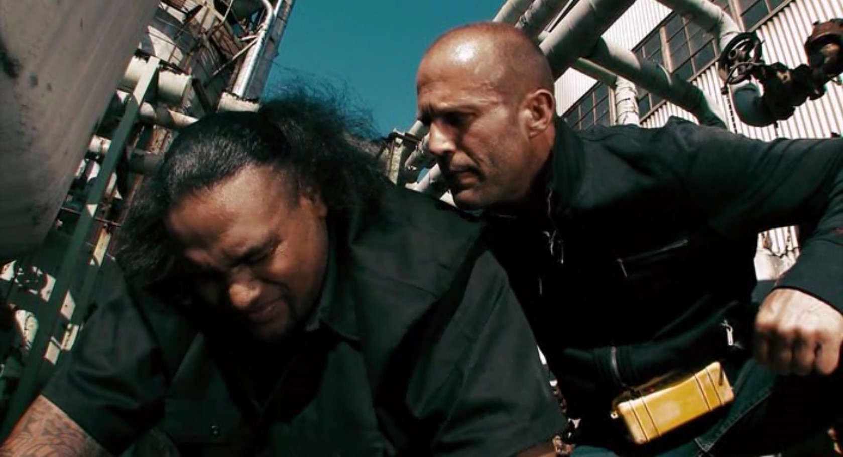 [засунул в задницу индейца дробовик]
— Это оставь себе.