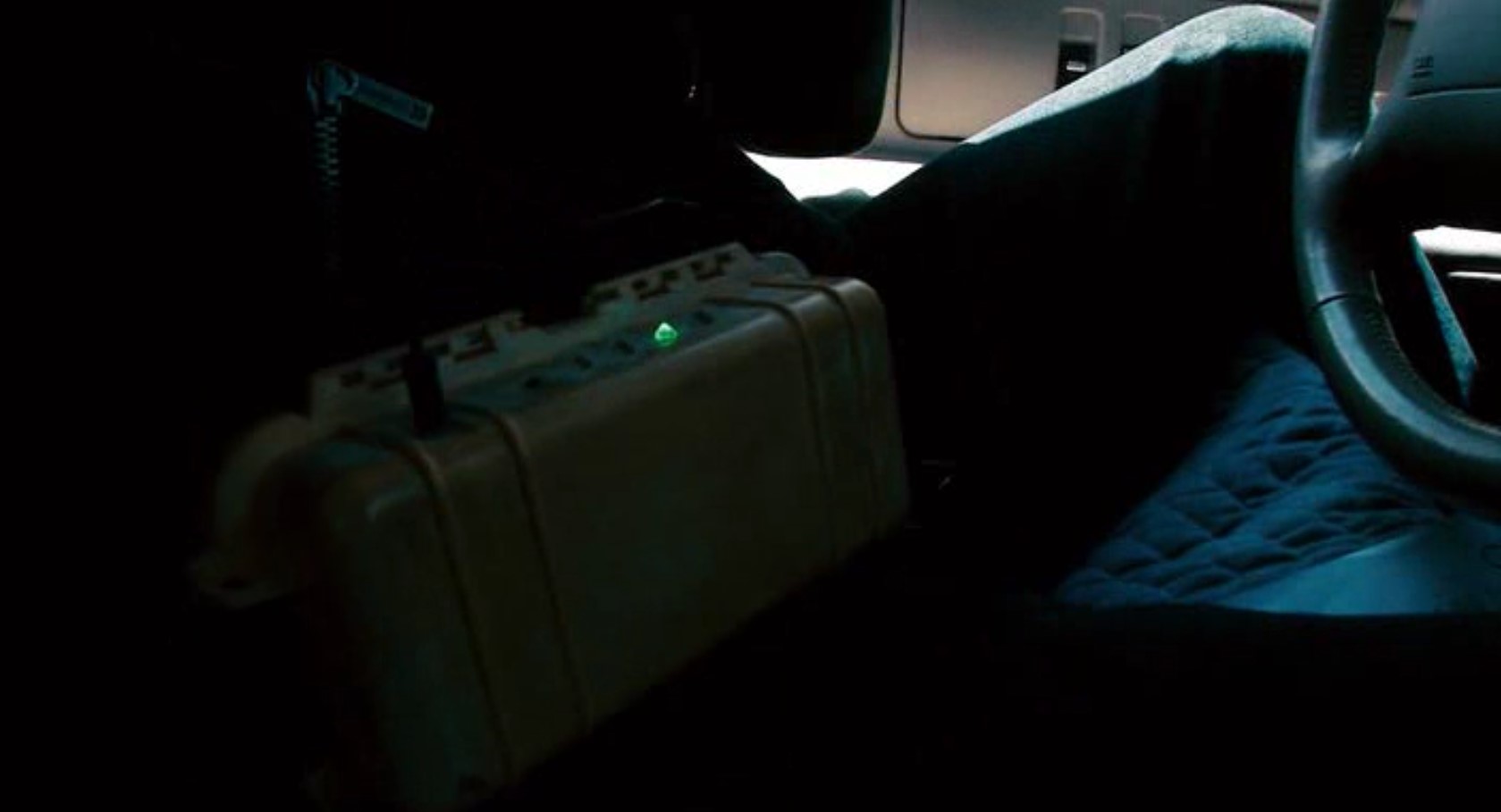 — Батарейка на поясе есть?
— Есть.
— Сколько лампочек горит?
— Одна.
— Блин! Это, конечно, лучше, чем ни одной...