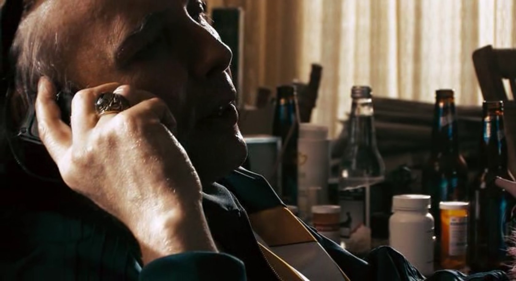 — Батарейка на поясе есть?
— Есть.
— Сколько лампочек горит?
— Одна.
— Блин! Это, конечно, лучше, чем ни одной...