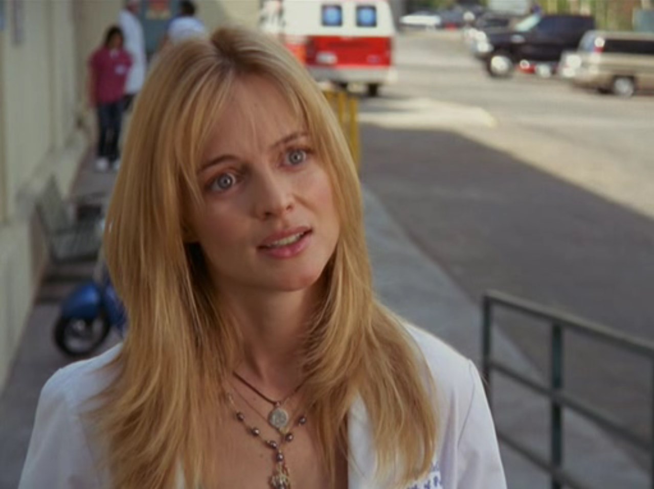 Мои эмоциональные проблемы начались в пять лет, когда я зашел в спальню к родителям и застал их занимающимися сексом. И как бы я не старался остановиться, я своими руками разрушаю собственную жизнь. Вот так. Я самовлюблённый пессимист, у меня навязчивые комплексы и я боюсь близости. И все мои отношения — это истории самовредительства, после которых я впадаю в полосу чёрного отчаянья.