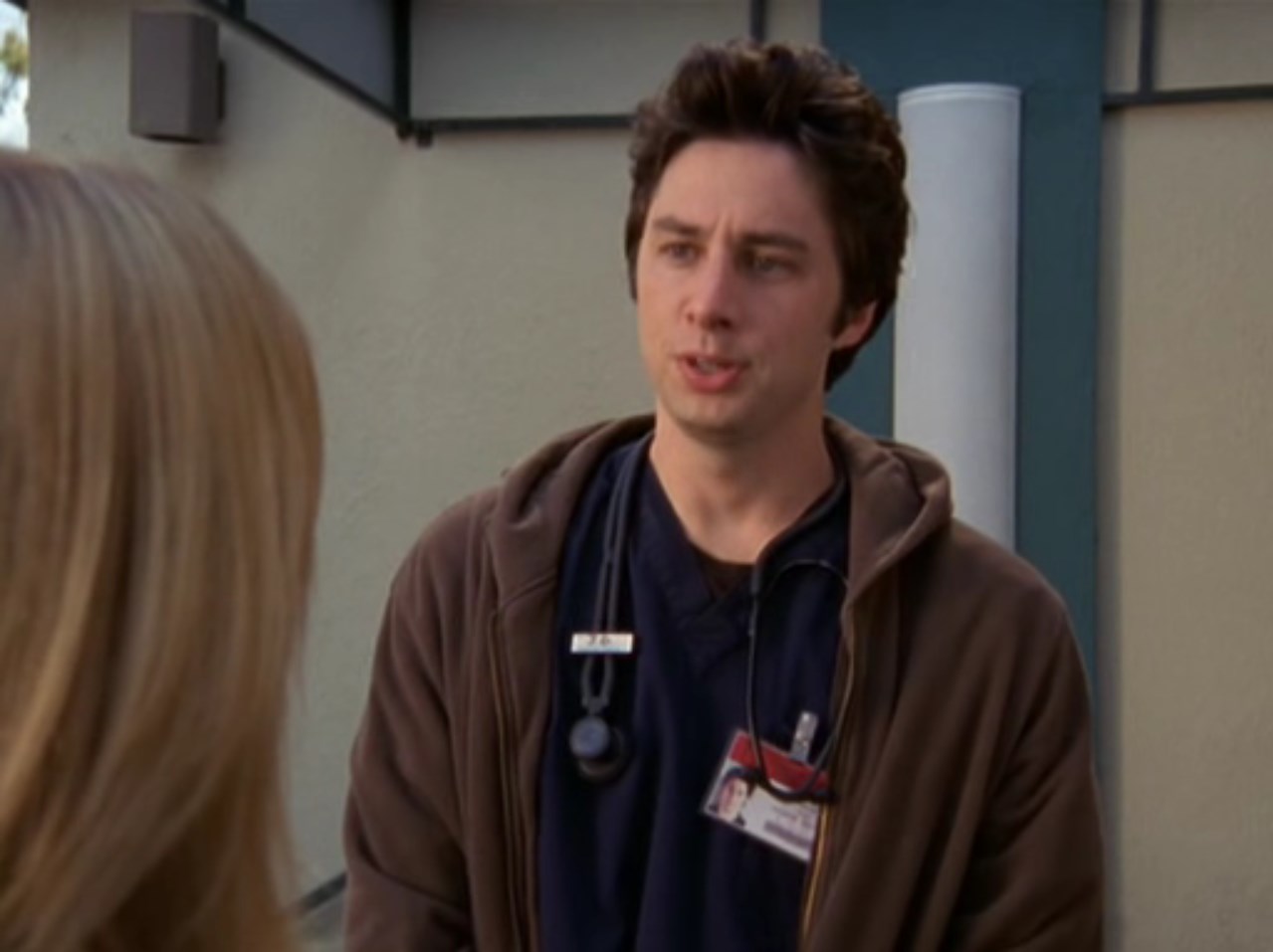 Мои эмоциональные проблемы начались в пять лет, когда я зашел в спальню к родителям и застал их занимающимися сексом. И как бы я не старался остановиться, я своими руками разрушаю собственную жизнь. Вот так. Я самовлюблённый пессимист, у меня навязчивые комплексы и я боюсь близости. И все мои отношения — это истории самовредительства, после которых я впадаю в полосу чёрного отчаянья.