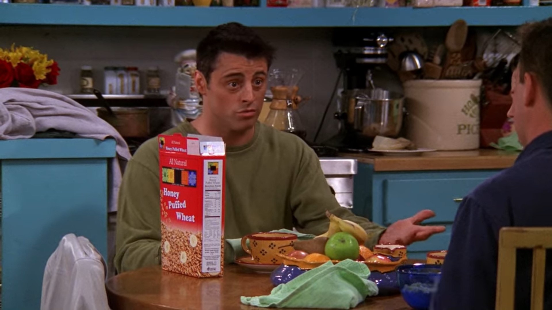 — А что мне делать с работой?..
— Так не ходи!
[Чендлер вскочил со стула]
— ДА!!!