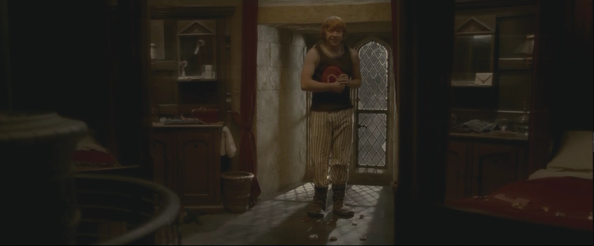 — Ты решил подкрепиться перед сном, я вижу?
— У тебя коробка стояла, я попробовал одну штучку.
— Или двадцать...