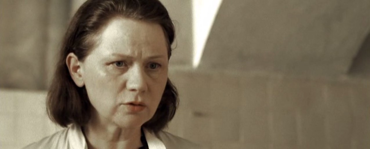 — Я люблю его.
— Ну что за вздор? Ты была влюблена когда-нибудь?
— Нет.
— Видишь, поэтому ты не можешь знать, любишь ли ты его.
— Мы... танцевали.
— Это ничего не значит.
— Мы с ним вместе танцевали, и я знаю, что я люблю его, потому что я знаю — это здесь, здесь, во мне, а вы совсем ничего в жизни не понимаете, потому что у меня есть друг, а у вас нет! Вы старая корова... Мы танцевали, мы покупали билеты и ели мороженое... и поливали цветы, мы спали в одной кровати, любовались луной и я слышала, как бьётся его сердце...