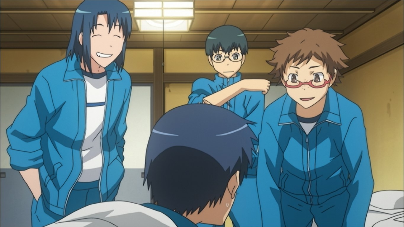 Юсаку Китамура: — Такасу, ты вправду спишь? Давайте проверим...
[Такасу притворяется, что спит]
Кодзи Харута: — Секундочку, Китамура, что ты делаешь? Зачем ты снимаешь свою одежду?
Хисамицу Ното: — И причём только нижнюю часть! Я не знал, что ты такой развратный!
Кодзи Харута: — А теперь болтаешь этой штукой над лицом Такасу.
Юсаку Китамура: — Мне кажется, я не сдержусь, у меня какие-то странные газы...*издают звук*
Рюдзи Такасу: — Придурки!
[Такасу вскакивает, все одеты и улыбаются]