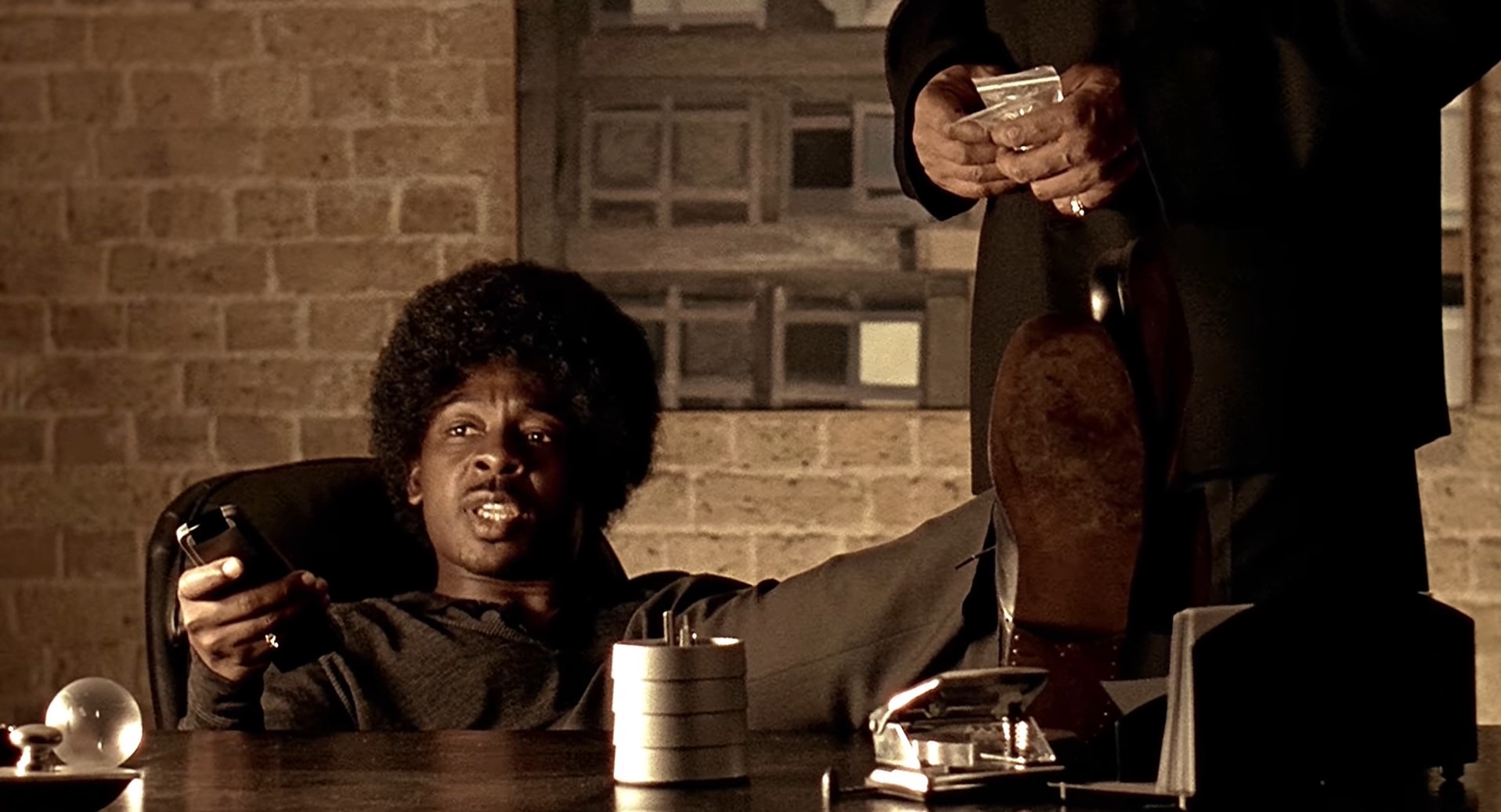 Рори «Ломщик» Ленни, отвези образец «белоснежке» и трем химикам, пускай они посмотрят.