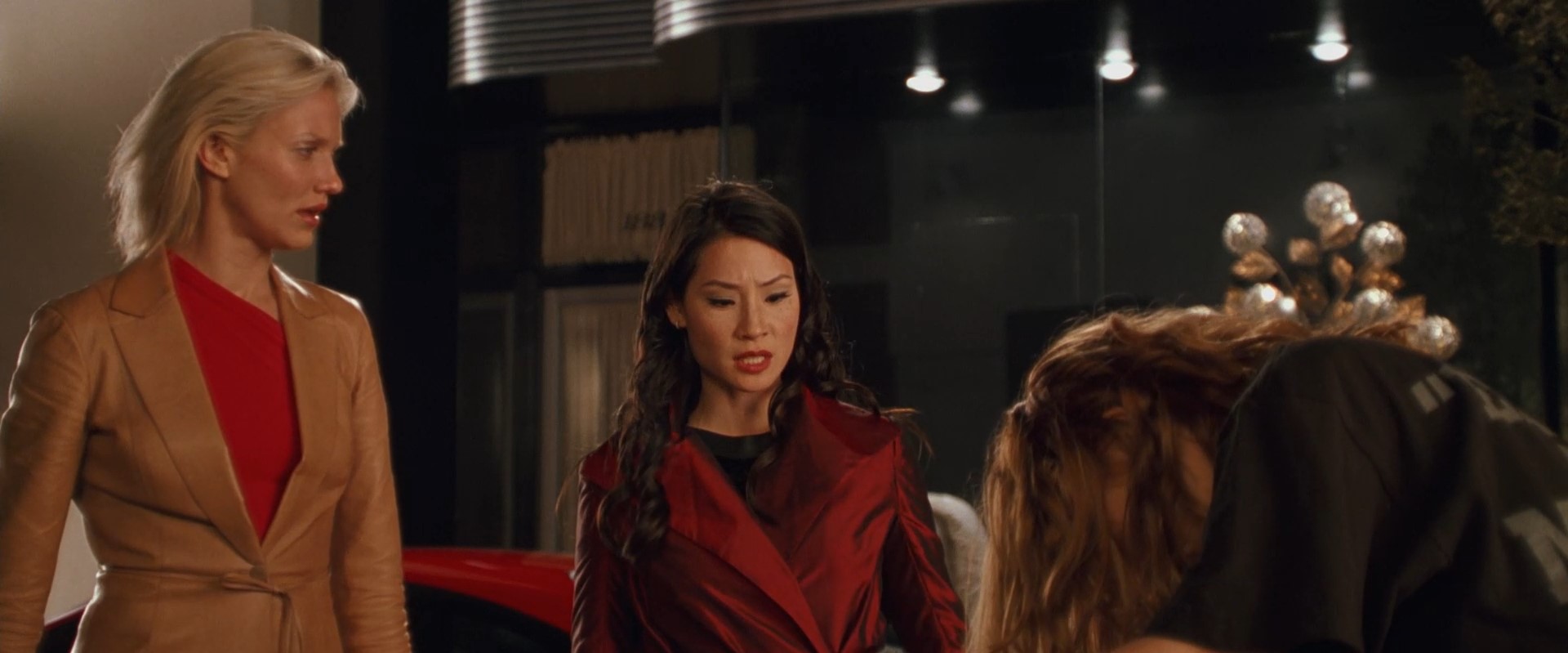 — Дилан, что случилось? Где Нокс?
— За Нокса не волнуйтесь — он злодей!
— С чего ты взяла?
— Он сам мне сказал об этом, перед тем, как выстрелить в меня!