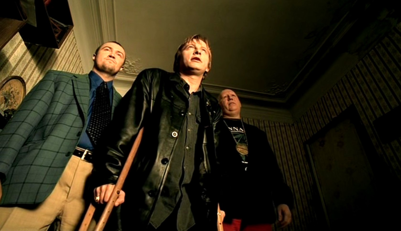 Настасья Филипповна Парфён Рогожин — Как? И Вы здесь, жемчужина моя? Дайте-ка я Вас незамедлительно поцелую!
— Парфён Семёныч, куда те целоваться-то? Ты ж облеванный весь!