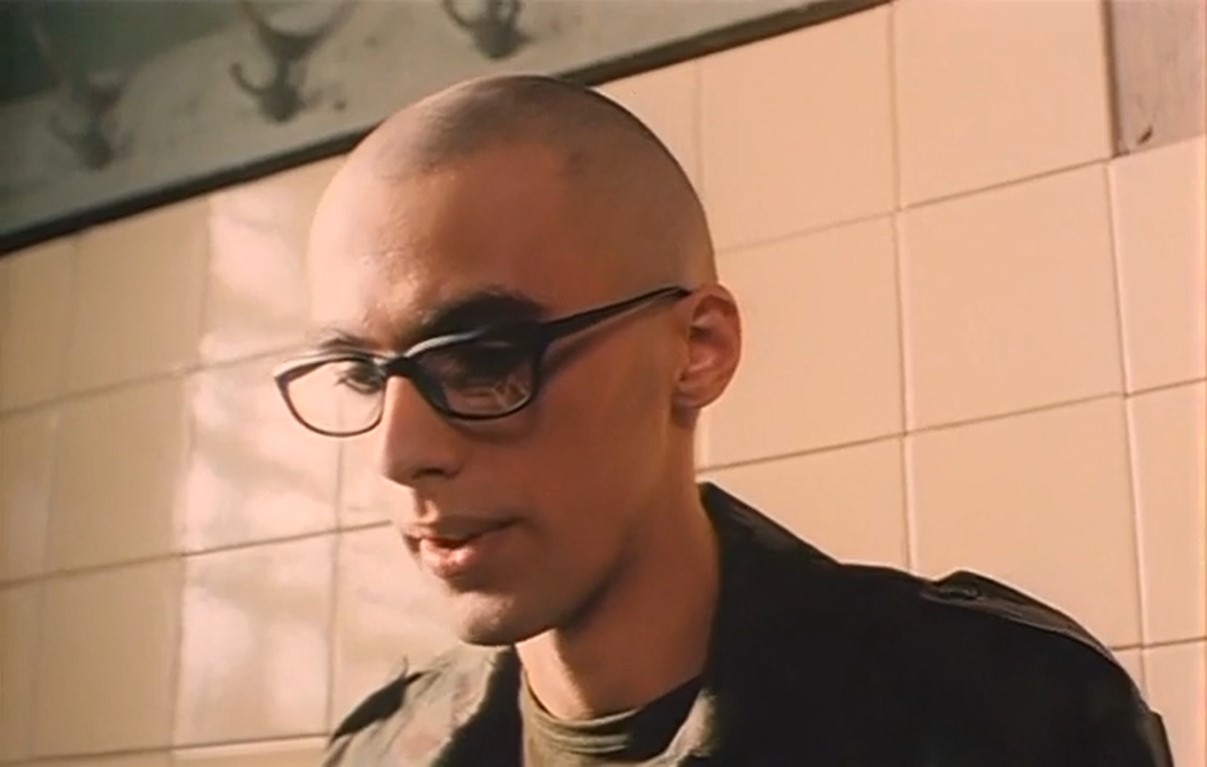 — Ещё немного — и я сойду с ума...
— А я уже сошёл... У меня глаз дёргается...
— А я себе палец пришил...