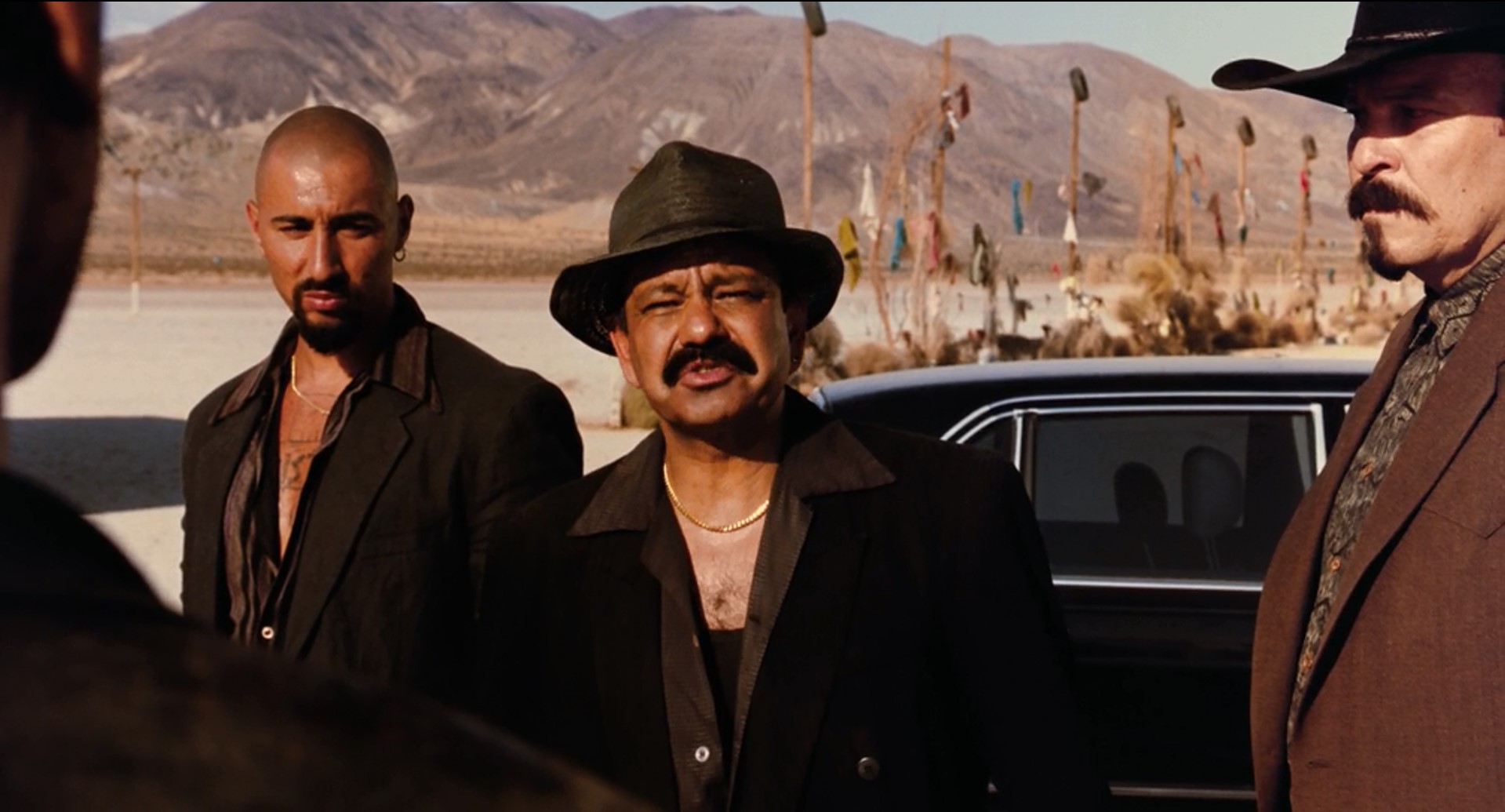 — Слушай, почему из всех сраных дыр Мексики мы должны были встретиться именно здесь?
— Это место не хуже и не лучше остальных.
— Ты когда-нибудь был здесь?
— Нет... Так мимо проезжал пару раз. Это место на отшибе, здесь не бывает полицейских и оно открыто от заката до рассвета.