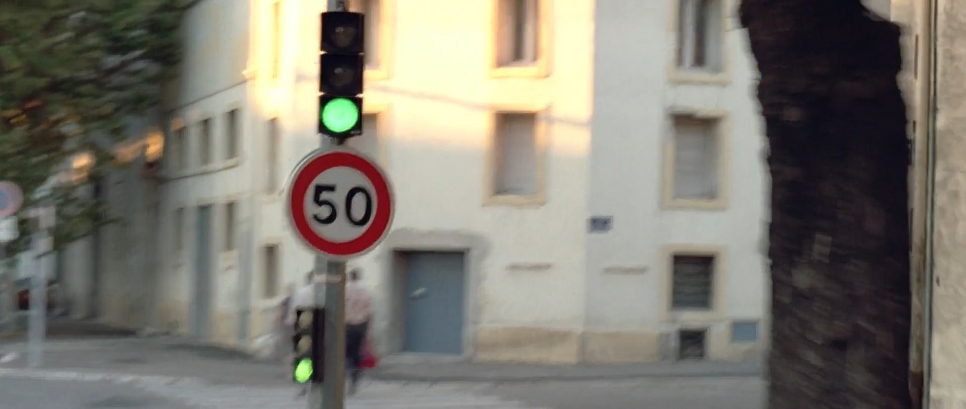 — Здесь нельзя больше пятидесяти.
— Вы говорите об этих знаках? А я думал, что это для скейтбордов.