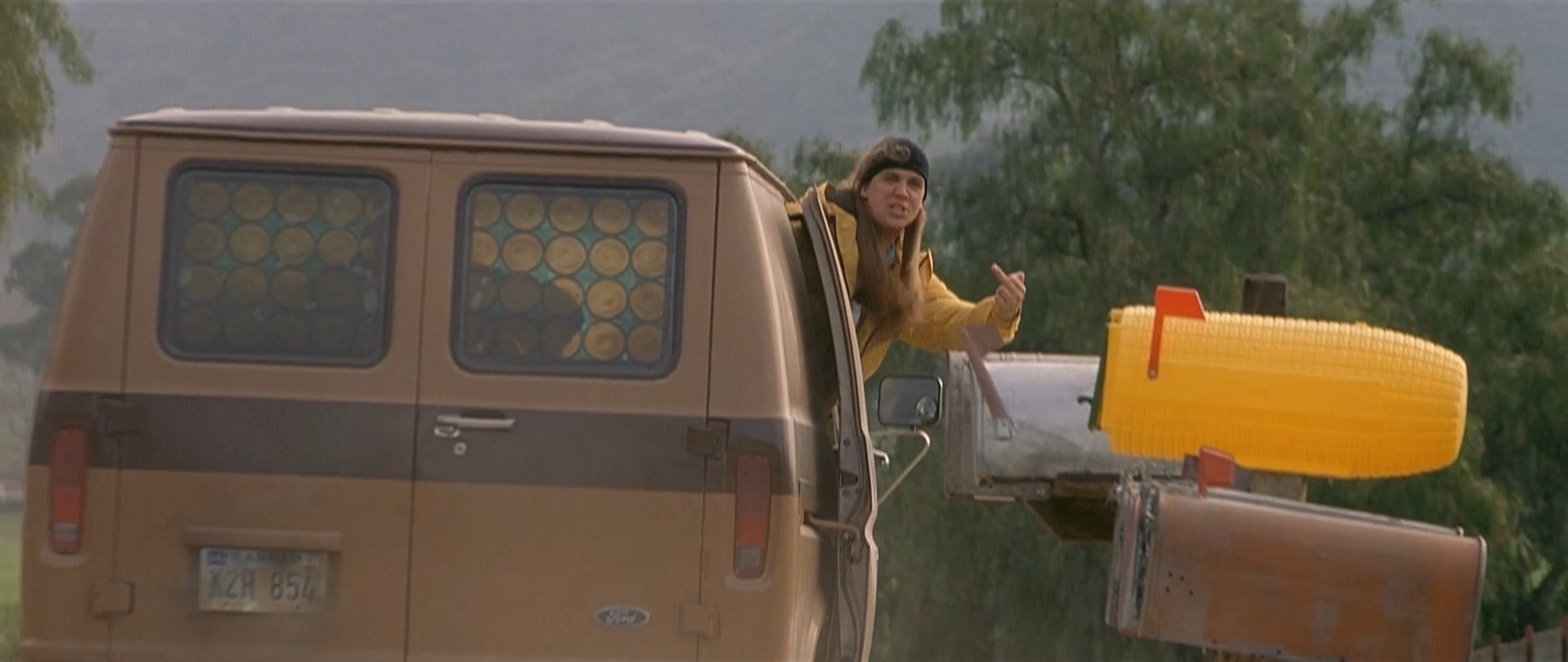 — Я очень обожаю животных.
— Даже овец?
— Конечно. Овцы прелестные твари.
— Они красивые, да.
— Боже, ещё какие!
— То есть, ты бы трахнул овцу?
— Что у тебя с психикой, приятель? У тебя больной, искажённый взгляд на мир!
— Ты не понял меня, защитник братьев меньших. Если бы ты был другой овцой, ты бы трахнул овцу, будь ты другой овцой?
— О... Если так посмотреть... Получается, что трахнул бы.
— Я угадал. Этот ублюдок не с нами! Он сказал, что трахнет овцу! [выбрасывает его из машины на ходу] Тебе с нами не по дороге, грязный овцеёб!!!