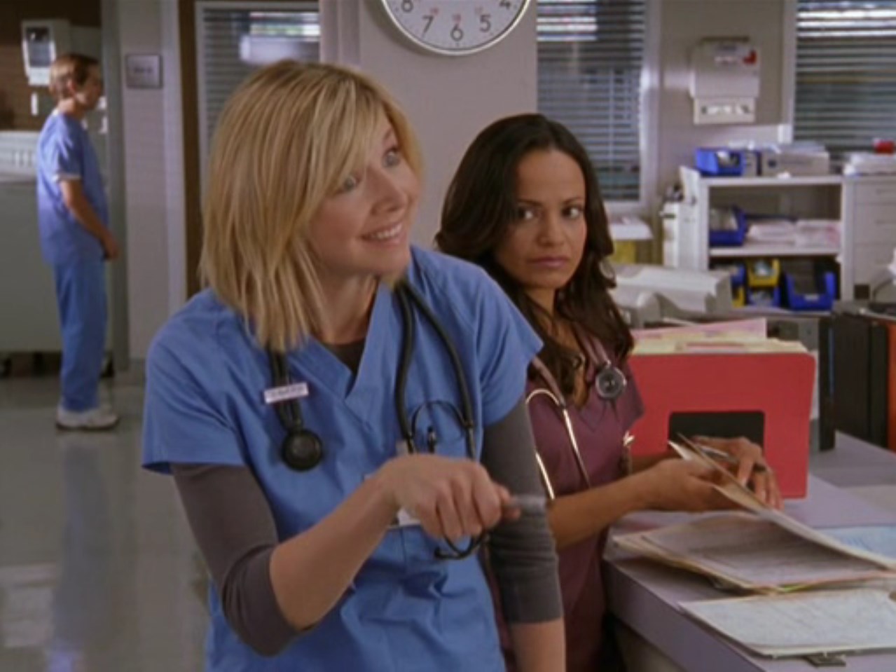 — Тебе не кажется, что наши пациенты прикидываются больными, когда мы рядом?..
— Ну, конечно! Помнишь миссис Уилсон? Она прикинулась, что у неё разрыв селезёнки и даже якобы умерла.