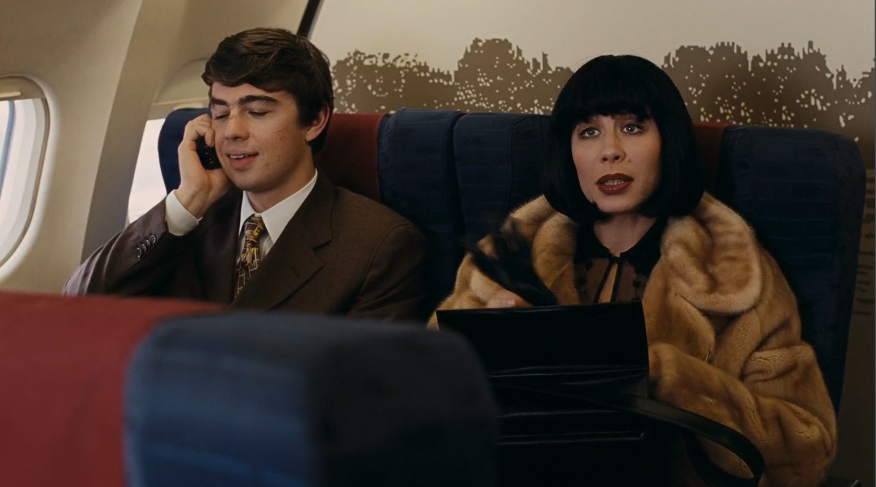 — Мальчик! Водочки нам принеси.
— Извините, но мы не разносим напитки во время взлета и набора высоты.
— Мальчик, ты не понял! Водочки нам принеси! Мы домой летим!
— Понял, сейчас сделаем.