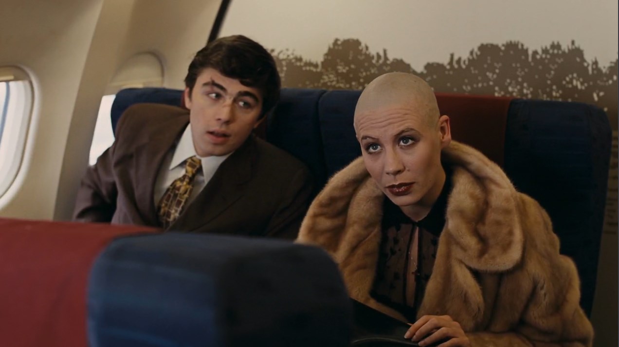 — Мальчик! Водочки нам принеси.
— Извините, но мы не разносим напитки во время взлета и набора высоты.
— Мальчик, ты не понял! Водочки нам принеси! Мы домой летим!
— Понял, сейчас сделаем.