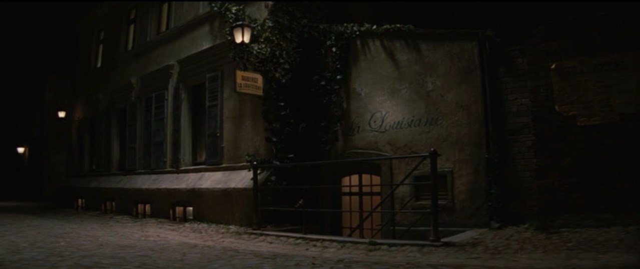 — Ты не сказал, что наше чёртово рандеву в сраном подвале.
— Я сам не знал.
— Ты сказал, что в таверне.
— Это таверна.
— Да, в подвале. А держать оборону в подвале трудно по ряду причин. Одна из них — ты, чёрт возьми, в подвале!