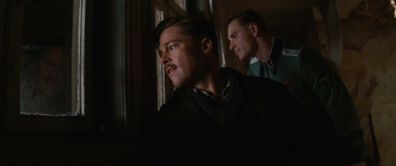 — Ты не сказал, что наше чёртово рандеву в сраном подвале.
— Я сам не знал.
— Ты сказал, что в таверне.
— Это таверна.
— Да, в подвале. А держать оборону в подвале трудно по ряду причин. Одна из них — ты, чёрт возьми, в подвале!