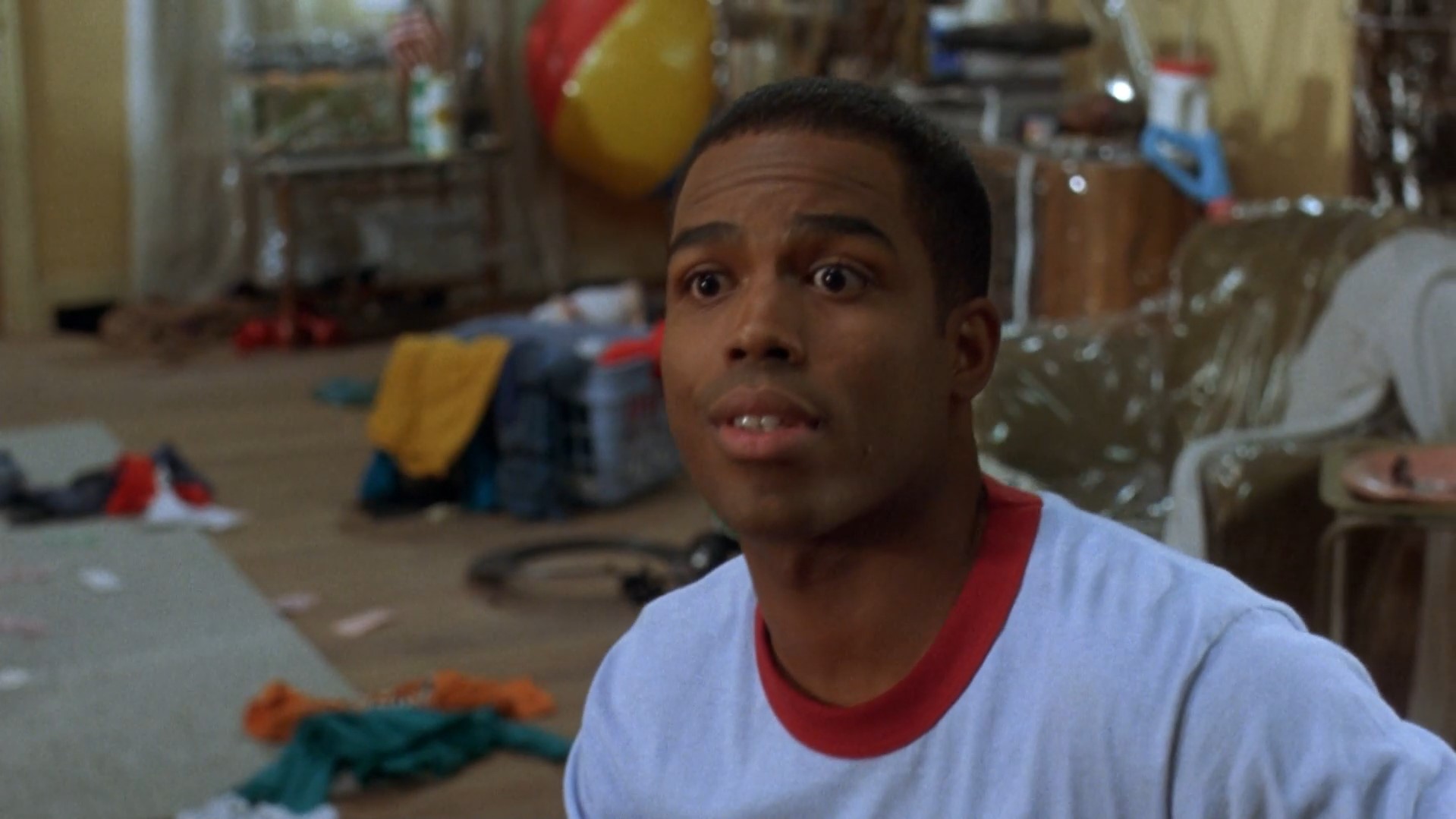 — А ещё ты будешь убирать мою комнату.
— Убирать комнату?!
— Ну да! Ты посмотри, здесь разве что только насрать осталось.