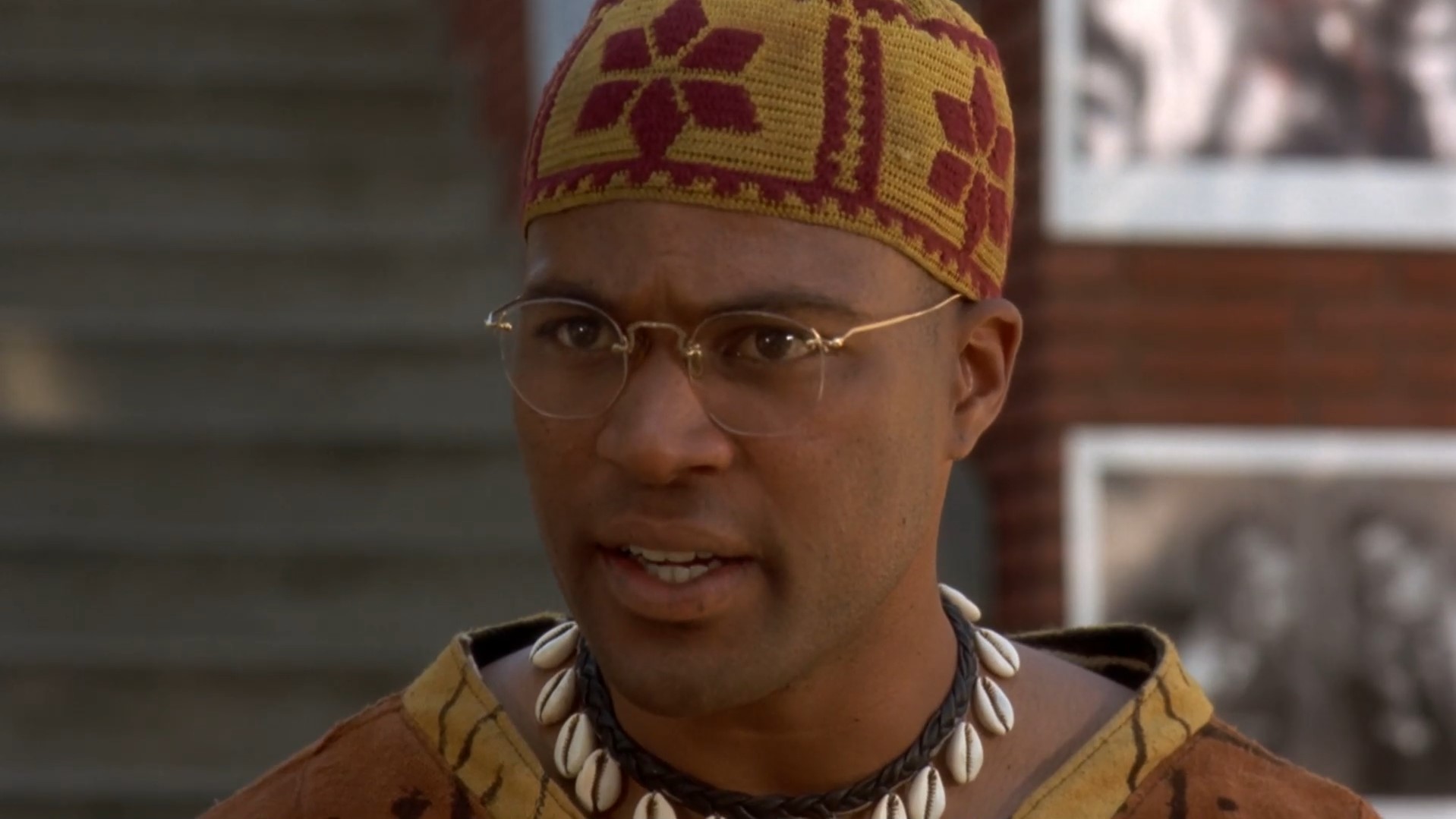 Ты должен перестать говорить «ниггер». Слово «ниггер» придумали белые, чтобы убить самосознание чёрной расы. Да, слушай, напомни мне потом забрать бельё из прачечной у этого косоглазого желторылого ублюдка.