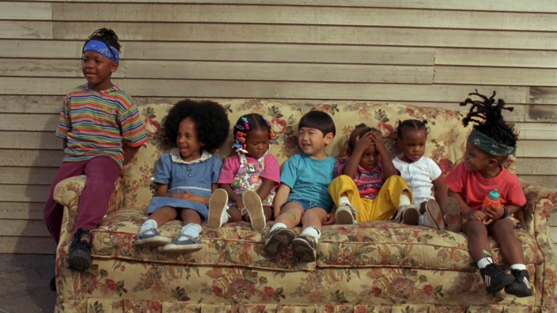 — Так дети, что надо сказать, когда встречаете хорошего дядю?
— [Дети, хором] Вы — мой папа?