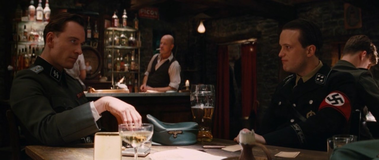 — Слышал? Это щелчок моего «Вальтера». Я навел его на твои яйца.

— Не ты один такой умный.
— Сообразим на троих?