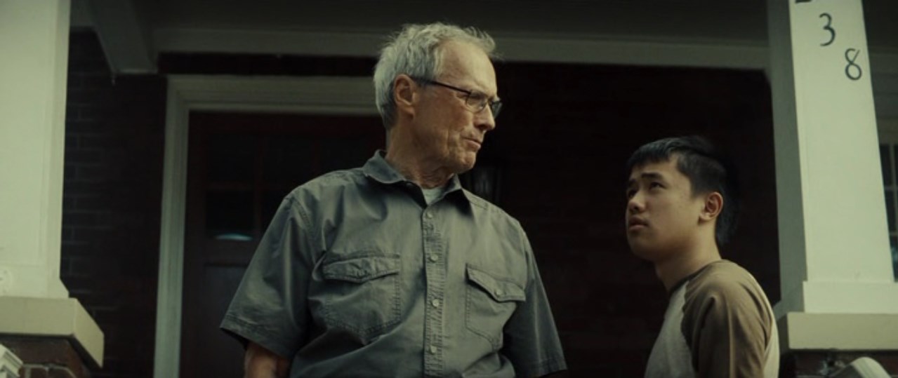 — Ладно, что умеешь?
— Например?
— Я как раз об этом спрашиваю. Если будешь работать на меня, я должен знать что ты умеешь. Мне надо знать что ты можешь.
— Ну, я не знаю.
— Вот такого блеяния я от тебя и ждал. Видишь вон то дерево? Иди посчитай птиц.
— Хотите чтобы я сосчитал птиц?
— Считать умеешь? Говорят, у узкоглазых хорошо вроде с математикой, да?
— Да, я считать умею.
— Хорошо.
— Один, два...