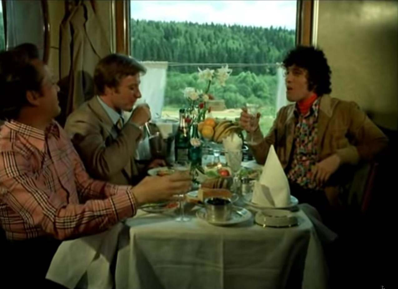 — Когда у меня будет много денег, я займусь медициной и буду делать пластические операции.
— А почему пластические?
— Чтобы привести в порядок физиономию твоей сестры.