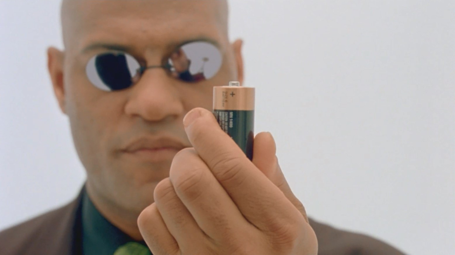 Что есть Матрица? Диктат. Матрица – это мир грёз, порождённый компьютером, созданный, чтобы подчинить нас, сделать из нас всего лишь это. [показывает батарейку]