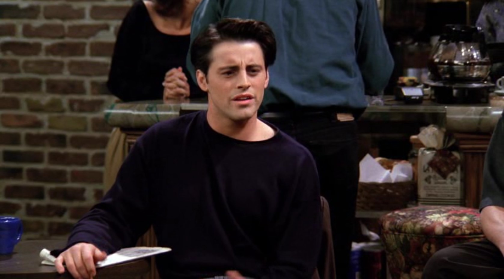 — Росс, что это у тебя?
— Новый пейджер.
— На кой черт палеонтологу пейджер?
— А вдруг ЧП у динозавров: «Скорее, на помощь, мы вымерли!»