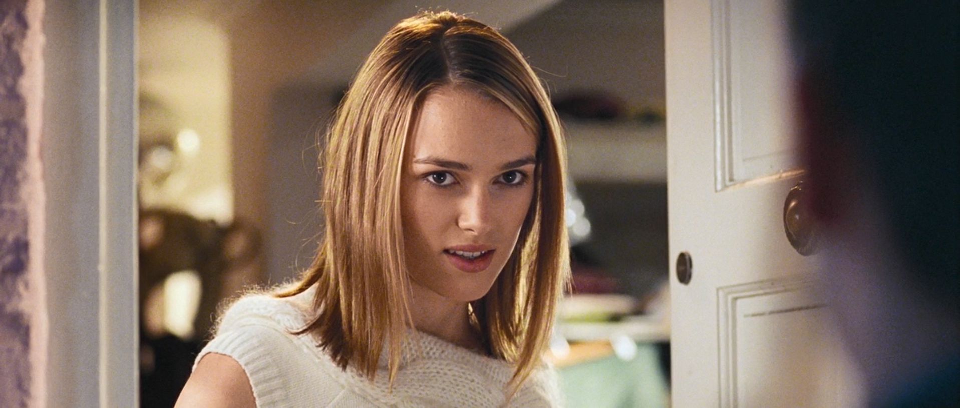 Скажи, что это ряженые. Если в следующем году повезет, я буду встречаться с одной из этих девушек. Но сейчас позволь мне сказать без надежды и без всякого повода, а только потому что Рождество (а в Рождество говорят правду), для меня ты — совершенство. И мое разбитое сердце будет любить тебя, пока ты не станешь вот такой. Веселого Рождества!