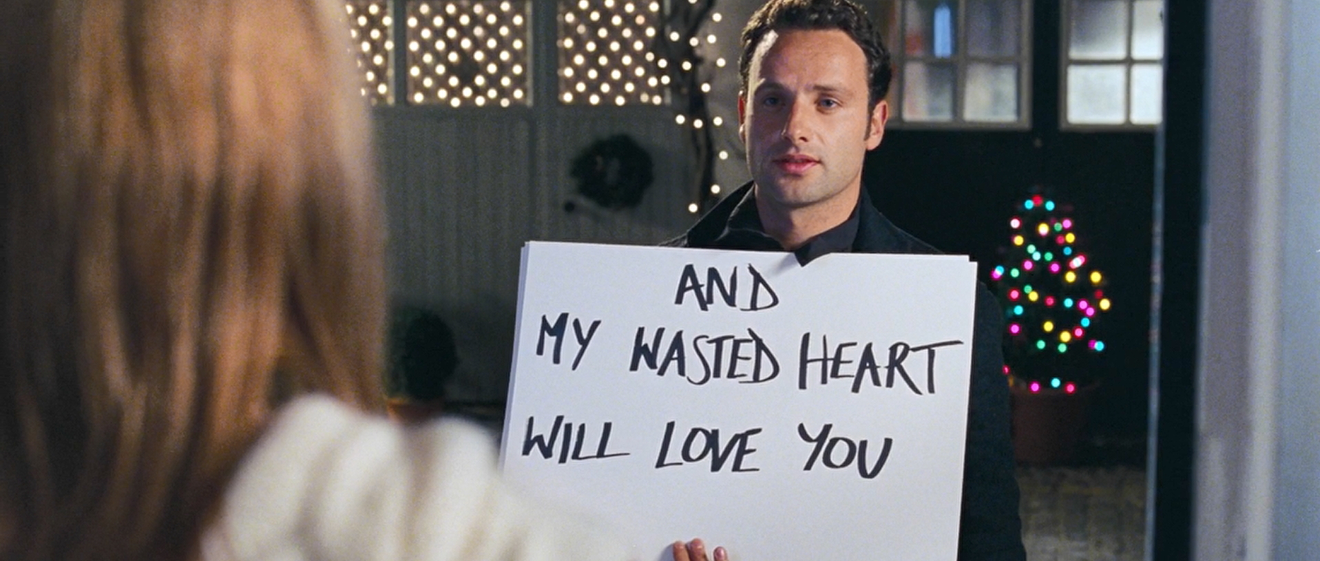 Скажи, что это ряженые. Если в следующем году повезет, я буду встречаться с одной из этих девушек. Но сейчас позволь мне сказать без надежды и без всякого повода, а только потому что Рождество (а в Рождество говорят правду), для меня ты — совершенство. И мое разбитое сердце будет любить тебя, пока ты не станешь вот такой. Веселого Рождества!