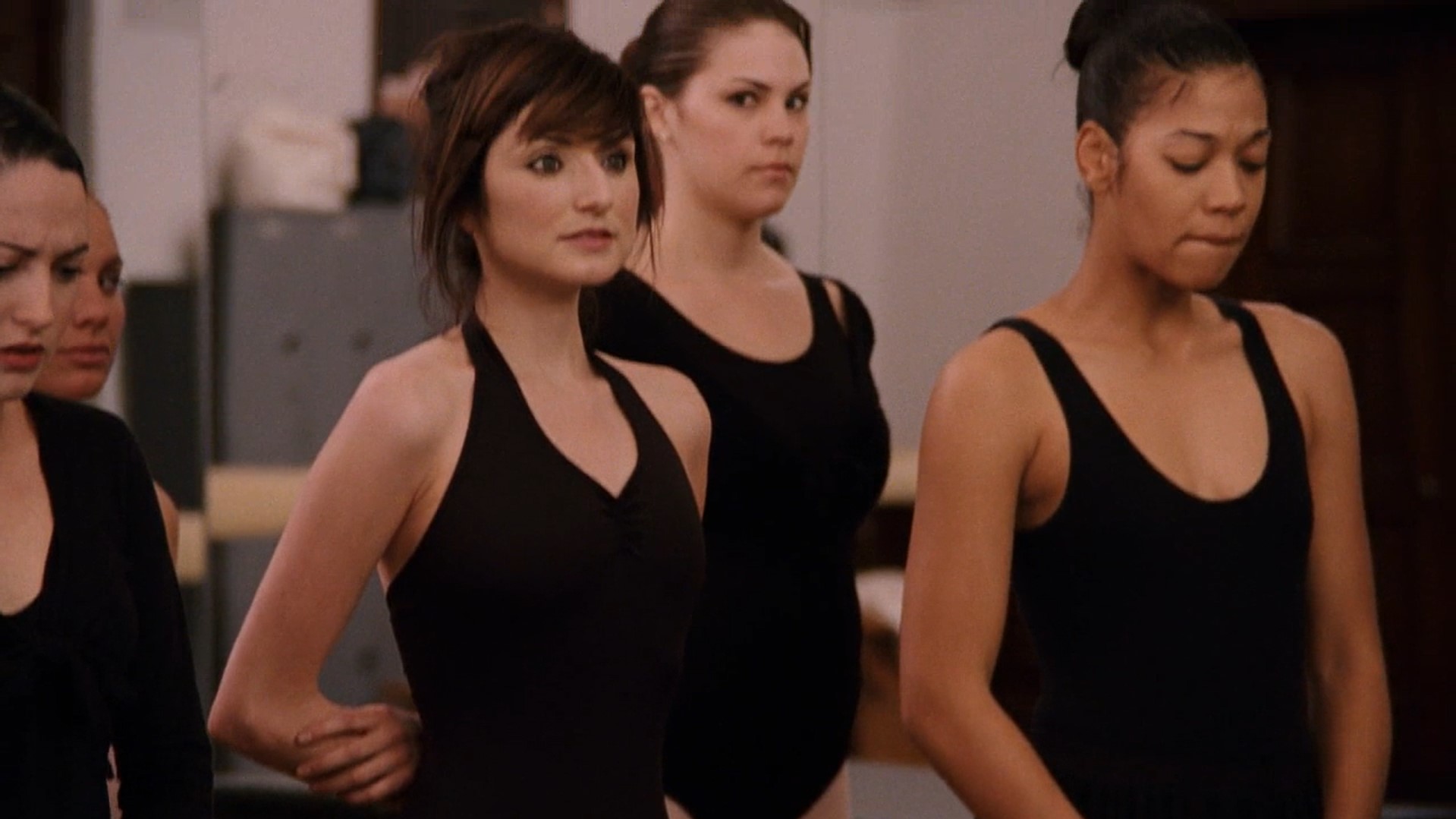 Ты похожа на иголку. Ты похожа на червя, а твои ноги — на цифру одиннадцать.