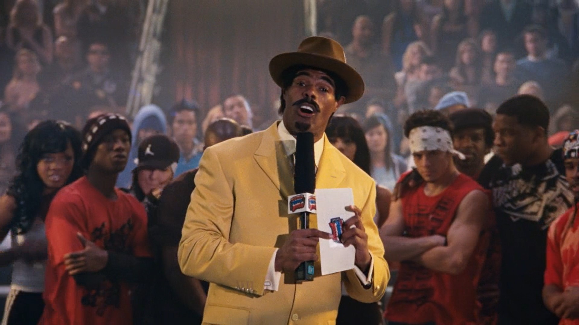 Для всех смотрящих нас на экранах чёрно-белых телевизоров: я сегодня в жёлтом костюме.