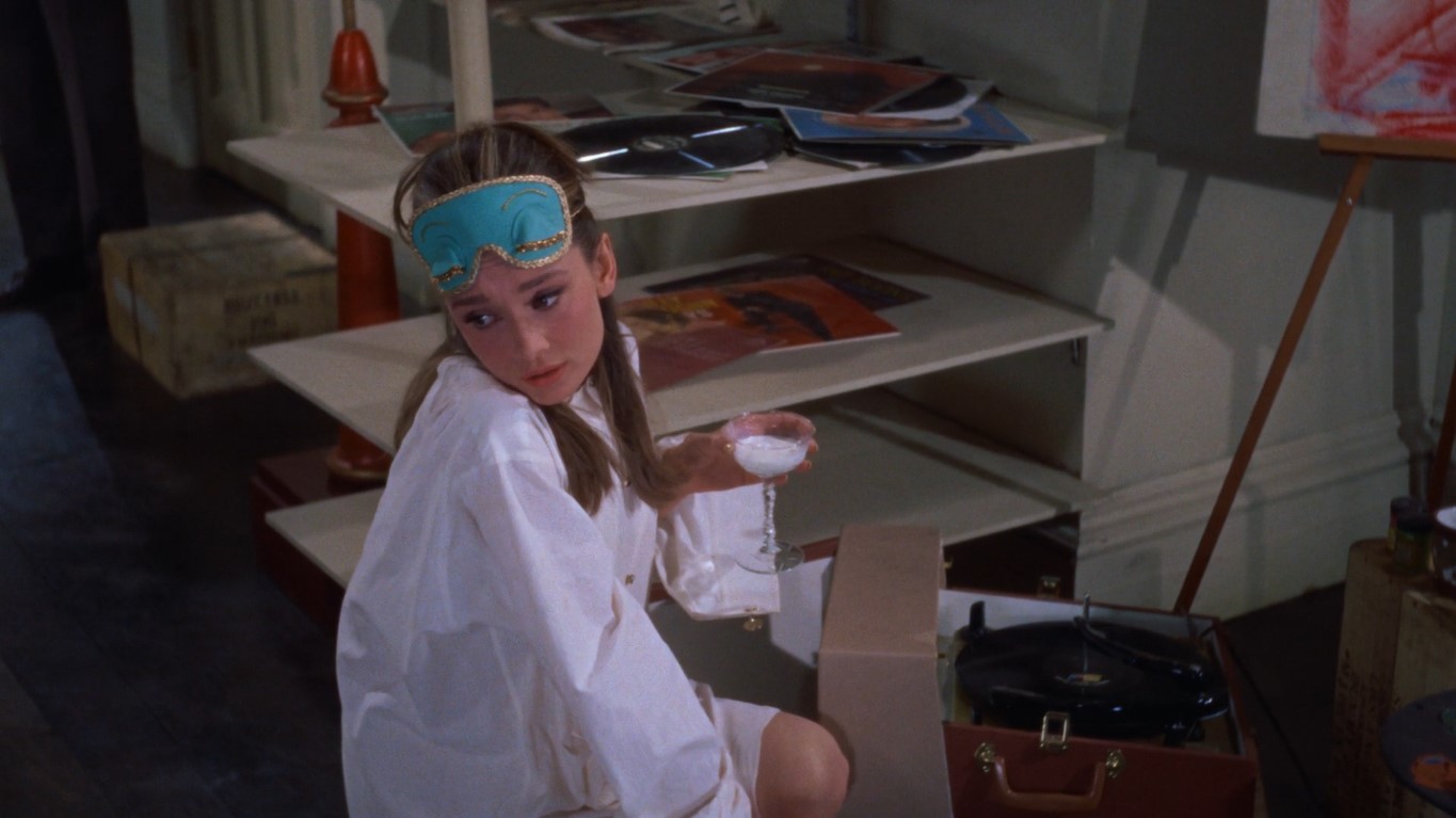 Грустно — это когда ты толстеешь или когда идет дождь, а когда лезешь на стенку, это по-другому, ужасно, начинаешь бояться сам не знаешь чего.  И тогда единственное спасение — прыгнуть в такси и поехать к Тиффани, там я сразу прихожу в себя, там все так тихо и благородно, там с тобой ничего плохого не случится… Если бы я себе нашла такое место, как Тиффани, я бы сразу купила мебель и дала имя коту.
===============================
Зелёная тоска — это когда поправишься или когда дождь зарядит, когда просто грустно. А вот чёрная тоска — это кошмар, тебе всё время страшно, а от чего — непонятно.  Меня в таких случаях спасает лишь одно — прыгнуть в такси и умчаться к Тиффани, там я сразу же успокаиваюсь. Его тишина и величие умиротворяет меня. Там не может случиться ничего плохого. Если бы я нашла себе местечко, в котором мне было бы так же уютно как в Тиффани, я купила бы какую-нибудь мебель и дала коту имя.