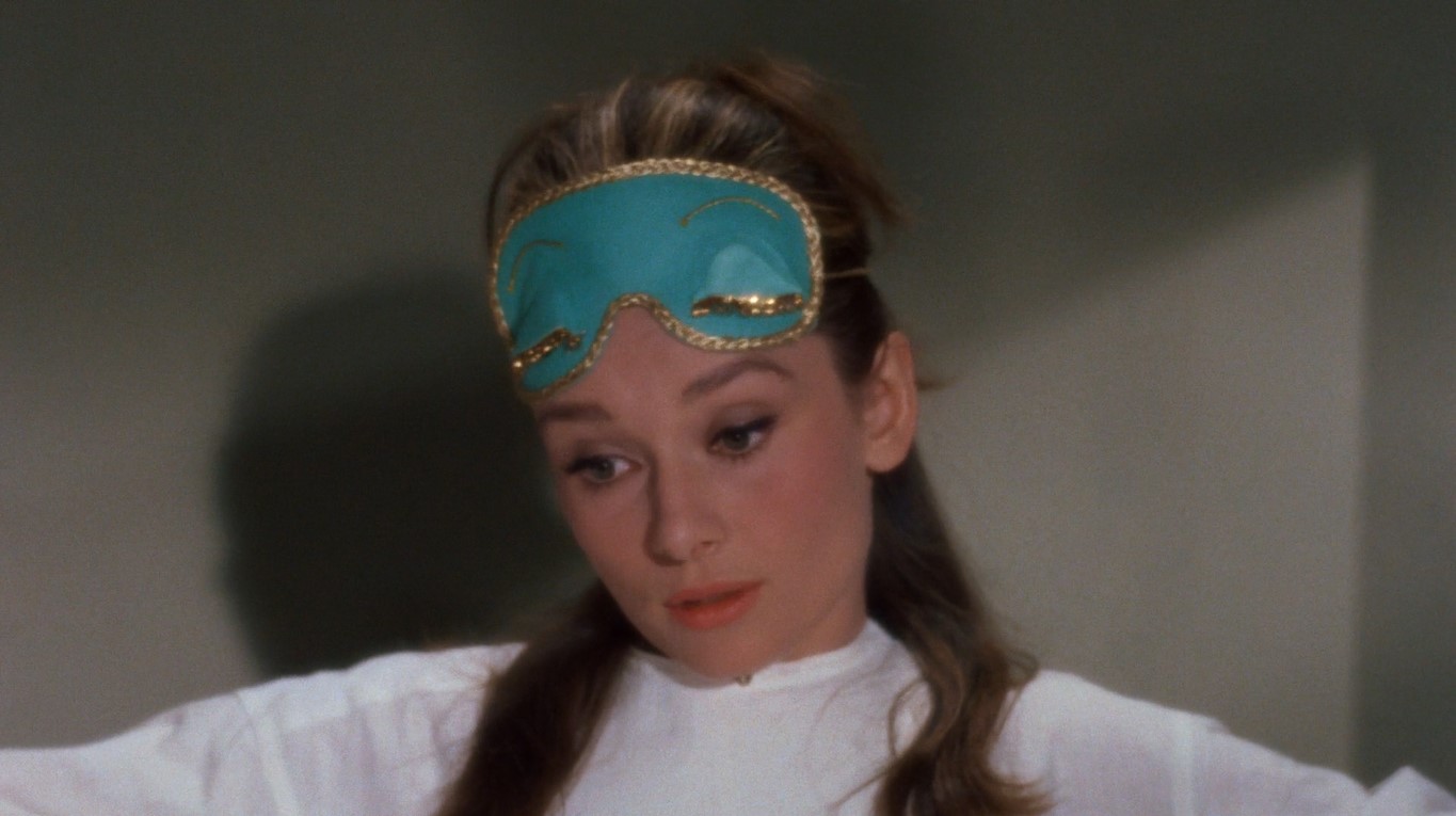 Грустно — это когда ты толстеешь или когда идет дождь, а когда лезешь на стенку, это по-другому, ужасно, начинаешь бояться сам не знаешь чего.  И тогда единственное спасение — прыгнуть в такси и поехать к Тиффани, там я сразу прихожу в себя, там все так тихо и благородно, там с тобой ничего плохого не случится… Если бы я себе нашла такое место, как Тиффани, я бы сразу купила мебель и дала имя коту.
===============================
Зелёная тоска — это когда поправишься или когда дождь зарядит, когда просто грустно. А вот чёрная тоска — это кошмар, тебе всё время страшно, а от чего — непонятно.  Меня в таких случаях спасает лишь одно — прыгнуть в такси и умчаться к Тиффани, там я сразу же успокаиваюсь. Его тишина и величие умиротворяет меня. Там не может случиться ничего плохого. Если бы я нашла себе местечко, в котором мне было бы так же уютно как в Тиффани, я купила бы какую-нибудь мебель и дала коту имя.